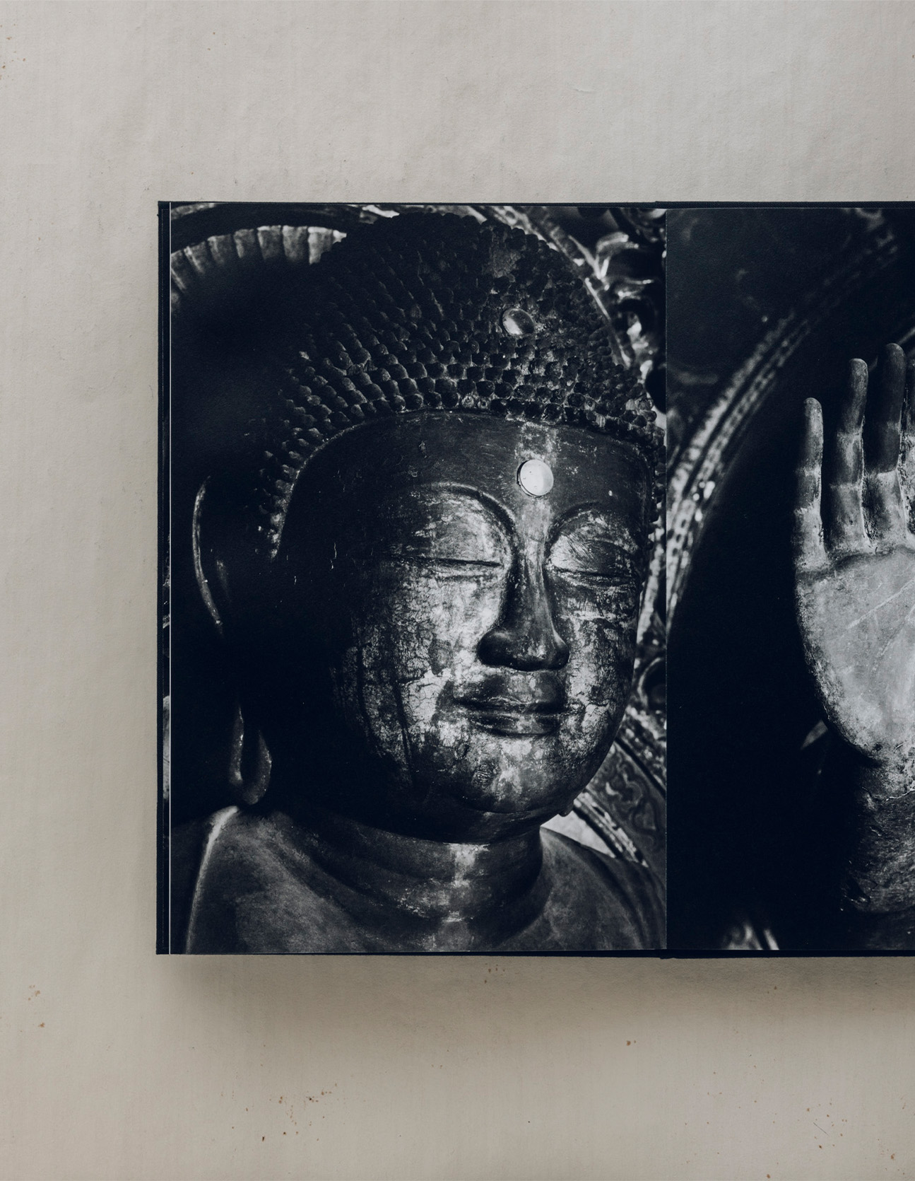 須藤和也が写真撮影した本「gleam」の仏像のページ